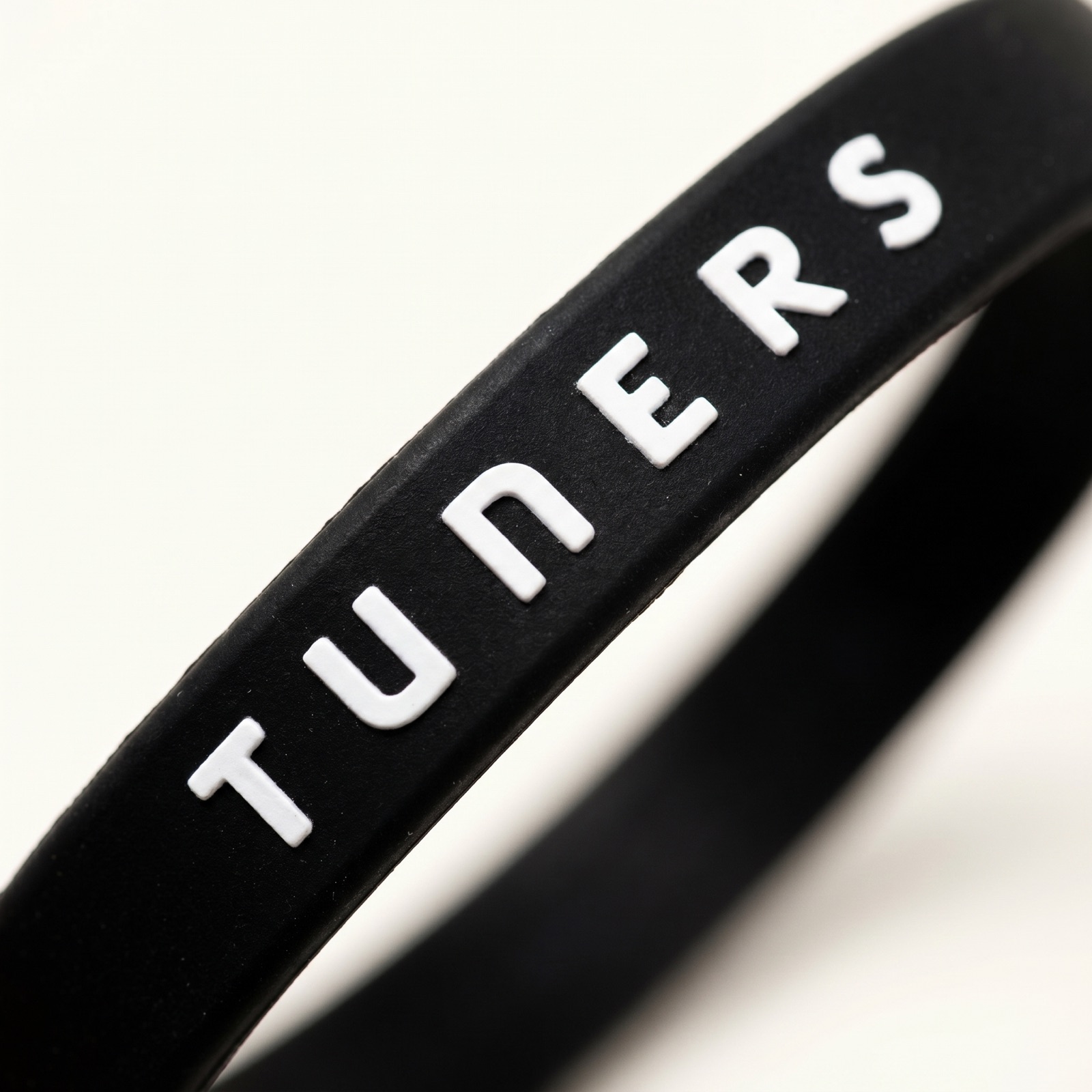 ジョイント部分の拡大写真:TUNERS刻印入りのマグネット式ステンレス留め具とシリコンループ